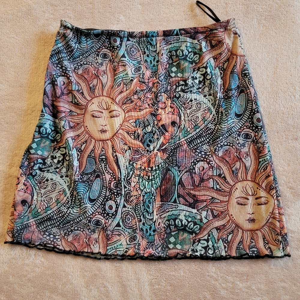 Adorable depop mini skirt soliel motif in beautiful jewel tones.